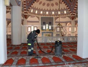Alanya Belediyesi’nden Üç Aylarda Camilere Gül Suyu ile Temizlik