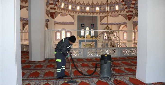 Alanya Belediyesi’nden Üç Aylarda Camilere Gül Suyu ile Temizlik