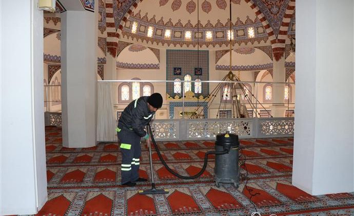Alanya Belediyesi’nden Üç Aylarda Camilere Gül Suyu ile Temizlik