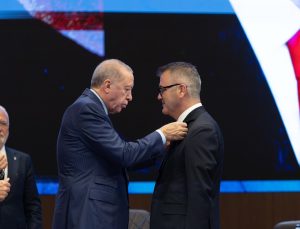 Komşu İlçe Belediye Başkanı AK Parti’ye Geçti: Erdoğan Rozetleri Taktı