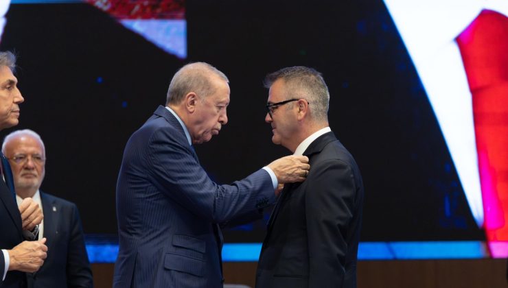 Komşu İlçe Belediye Başkanı AK Parti’ye Geçti: Erdoğan Rozetleri Taktı