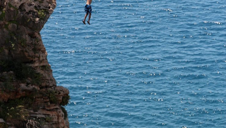 Alanya’da Nefes Kesen Gösteri: 30 Metreden Denize Balıklama Atladı