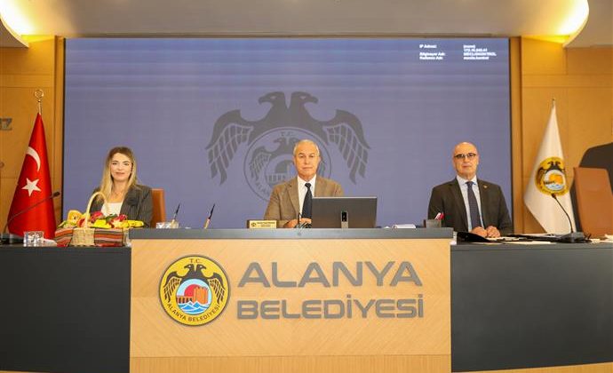 Alanya Meclisi’nde Çarpıcı Gelişmeler: Onaylanmayan Barınak, 8.5 Milyarlık Bütçe ve “Emlakçı” Polemiği