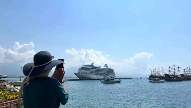 Alanya Limanı’na Kruvaziyer Bereketi: 602 Amerikalı Turist Şehri Gezdi