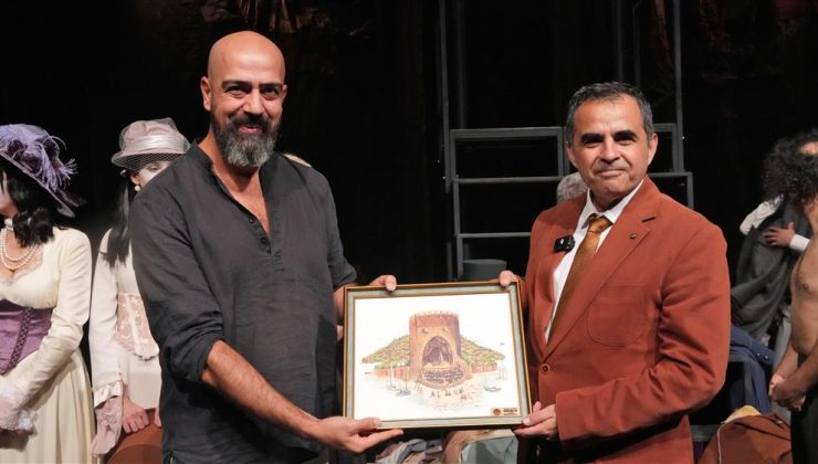 ALANYA BELEDİYE TİYATROSU, “PALTO” İLE YENİ SEZONU AÇTI