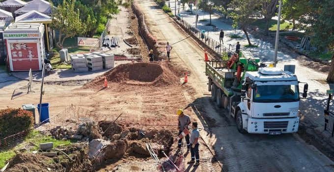 Alanya Atatürk Caddesi’nde Yol Çalışması Trafiği Kilitledi