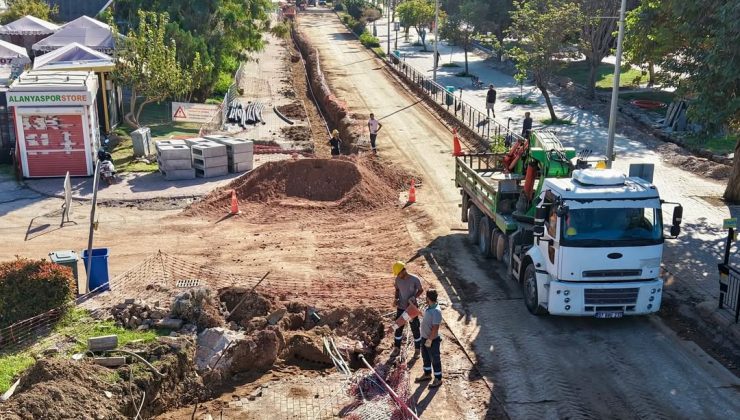 Alanya Atatürk Caddesi’nde Yol Çalışması Trafiği Kilitledi