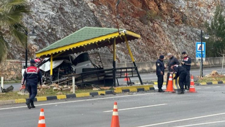 Gazipaşa’da Kontrol Noktasında Kaza: Araç Kamelyaya Çarptı, 4 Yaralı