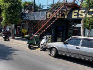 Alanya’da Kaldırım İşgali Vatandaşların ve Esnafın Tepkisini Çekti