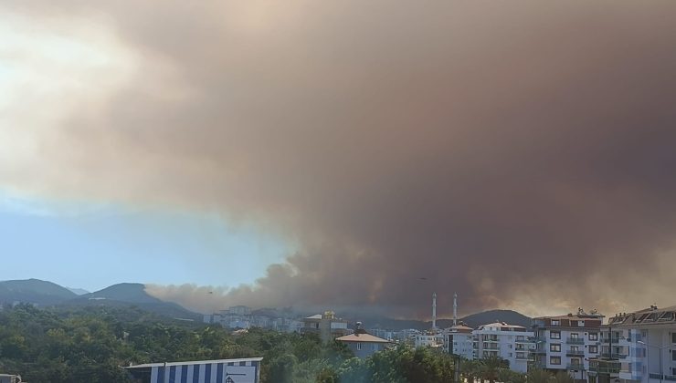 Alanya’daki Orman Yangını İkinci Gününde: Alevler Kargıcak’taki Villa Sitelerine Sıçradı