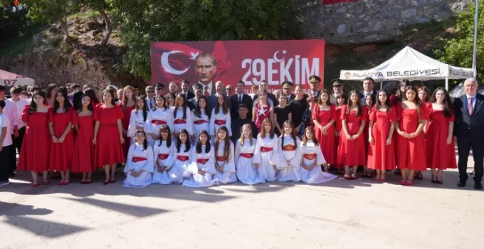 Alanya’da 29 Ekim Cumhuriyet Bayramı Coşkusu İskele Meydanı’nda Yaşandı