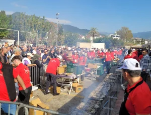 Alanya’da 3. Hamsi Festivali Başladı: Kuyruklar Uzadı, Dağıtım Düzeni Tepki Çekti