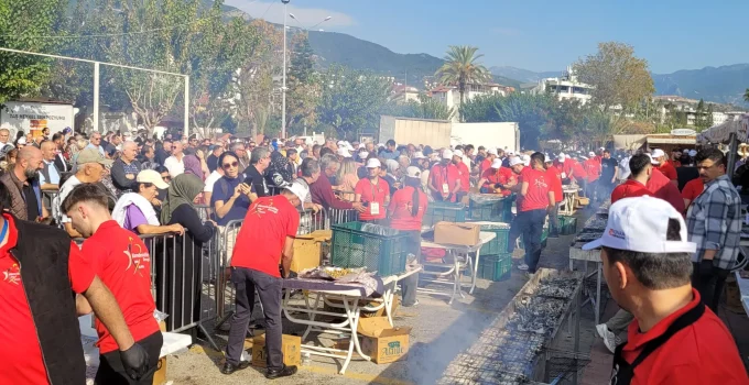 Alanya’da 3. Hamsi Festivali Başladı: Kuyruklar Uzadı, Dağıtım Düzeni Tepki Çekti