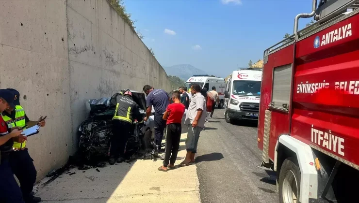 Antalya’da Feci Kaza: Tırın Dorsesine Çarpan Otomobilde 1’i Ağır 3 Yaralı