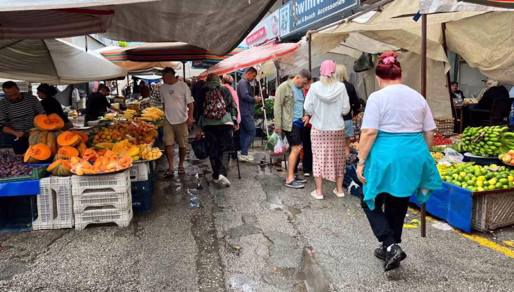 Sağanak Mahmutlar Cumartesi Pazarı’nı vurdu: Esnaf suyla mücadele etti