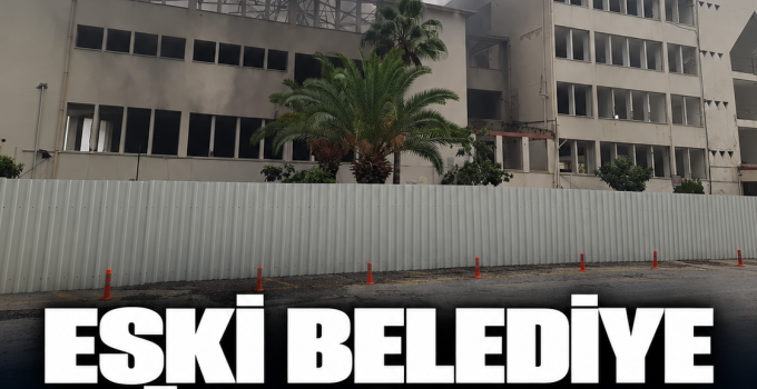 Alanya eski belediye binasında yangın: Restorasyon yapılan binadan dumanlar yükseliyor