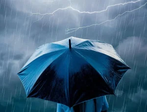 Alanya’da akşam sağanağına şimşekler eşlik etti: Kale ve sahil aydınlandı