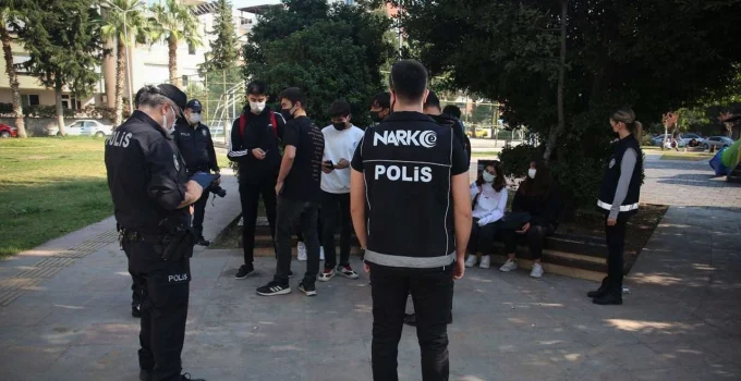 Antalya’da Okul Çevrelerinde Sıkı Denetim: 3 Aranan Şahıs Yakalandı, 17 Araca Ceza